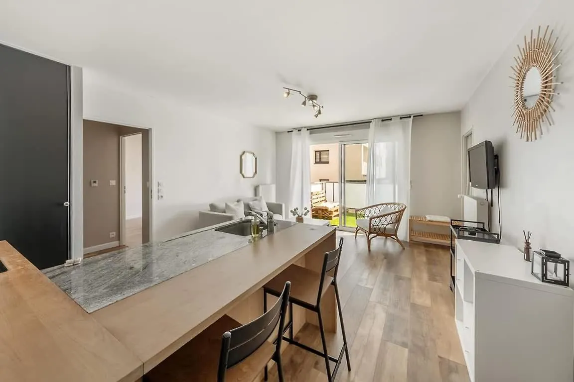 아파트 Vauban - Appartement Au Calme - Parking/Terrasse 렌