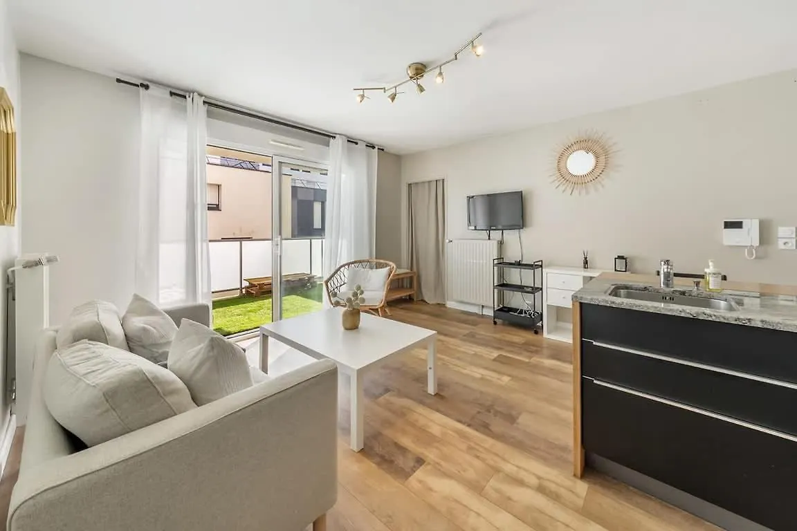 Vauban - Appartement Au Calme - Parking/Terrasse 렌 아파트